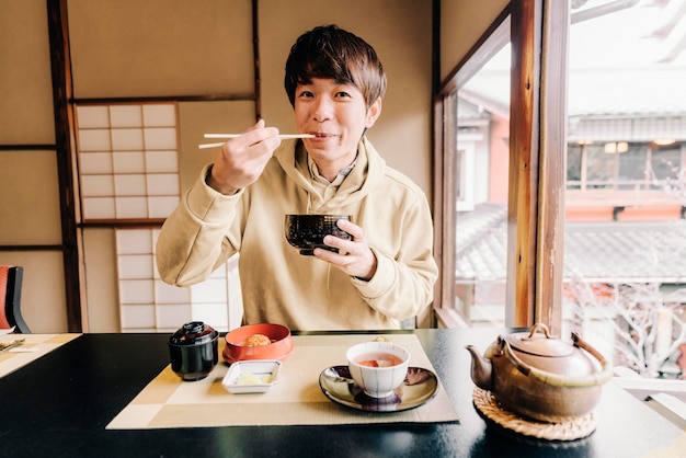 Free photo medium shot man with chopsticks