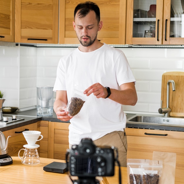 Foto gratuita colpo medio uomo con chicchi di caffè