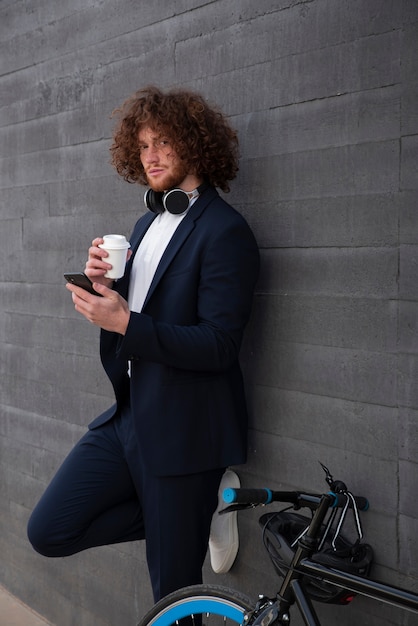 Uomo del colpo medio con una tazza di caffè