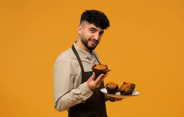 Foto gratuita uomo di tiro medio con deliziosi muffin