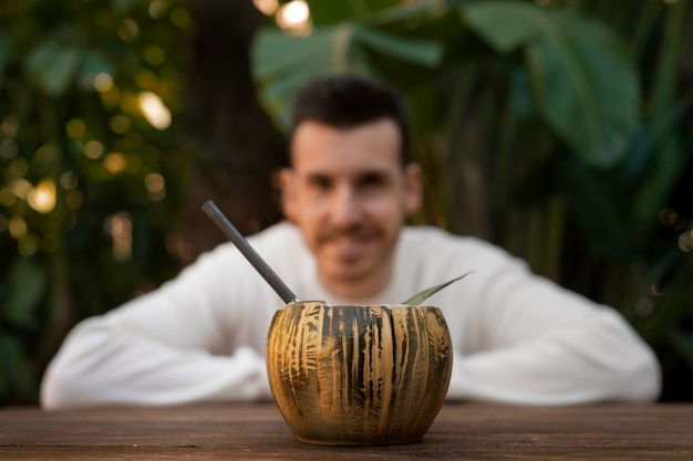 Foto gratuita uomo di tiro medio con deliziosa pina colada