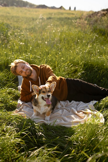 Foto gratuita uomo a tiro medio con cane in natura