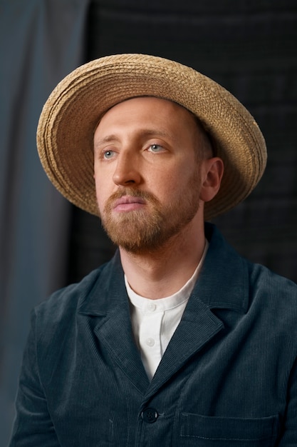 画家を特徴付ける帽子をかぶったミディアムショットの男