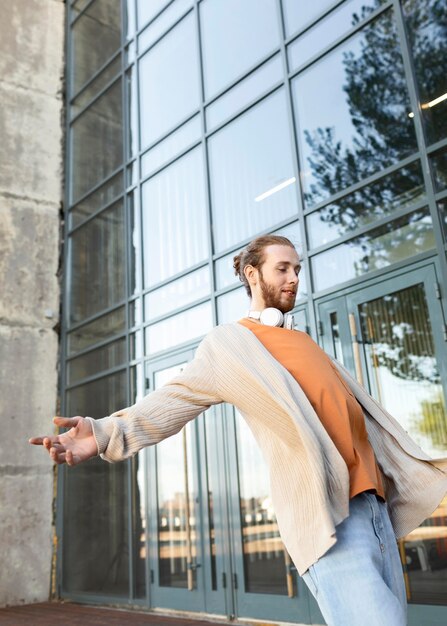 ヘッドフォンでミディアムショットの男