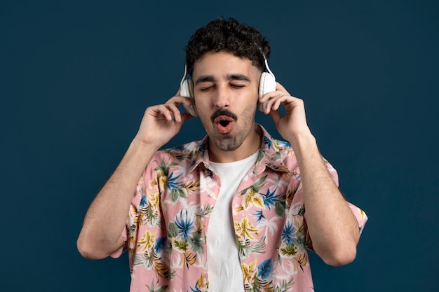 Free photo medium shot man with headphones