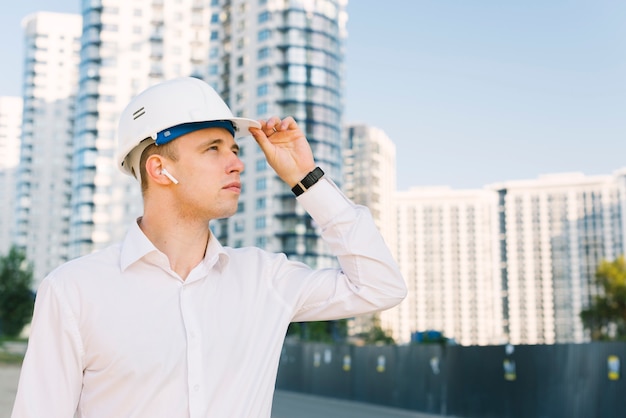 Free photo medium shot man with helmet and headphone