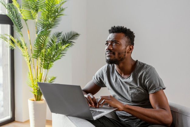 Foto gratuita uomo del colpo medio con il pensiero del computer portatile