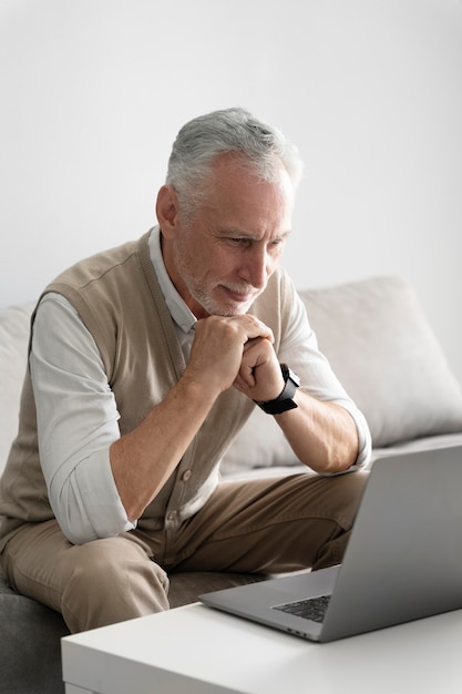 Foto gratuita uomo a tiro medio con laptop