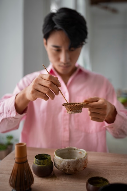 Uomo di tiro medio con tè matcha