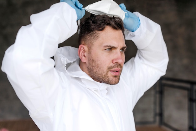 Foto gratuita colpo medio uomo con mascherina medica