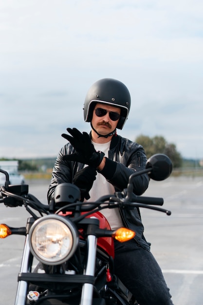 Free photo medium shot man with motorbike outdoors