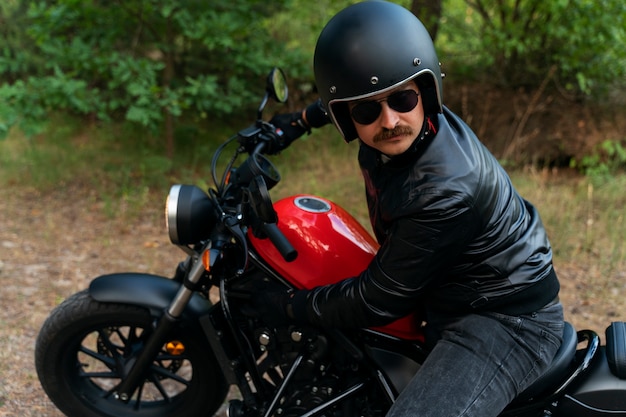 Free photo medium shot man with motorbike outdoors