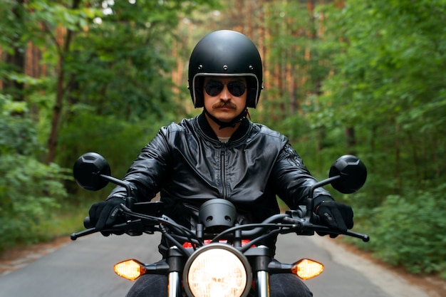 Free photo medium shot man with motorbike outdoors