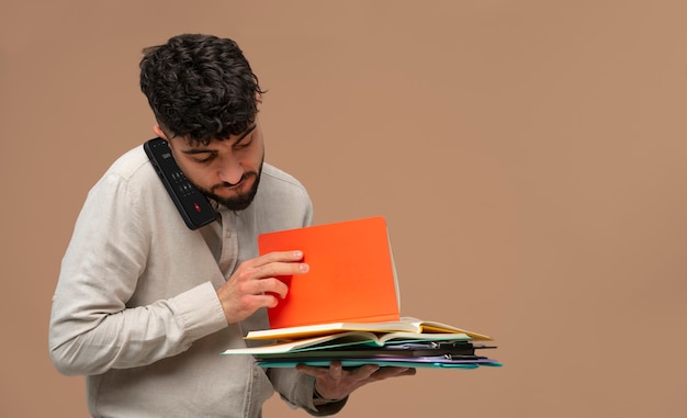 Free photo medium shot man with paperwork