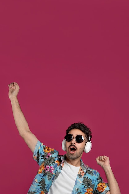 Free photo medium shot man with pink background