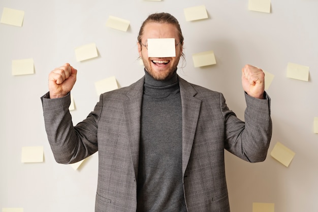 Free photo medium shot man with post its