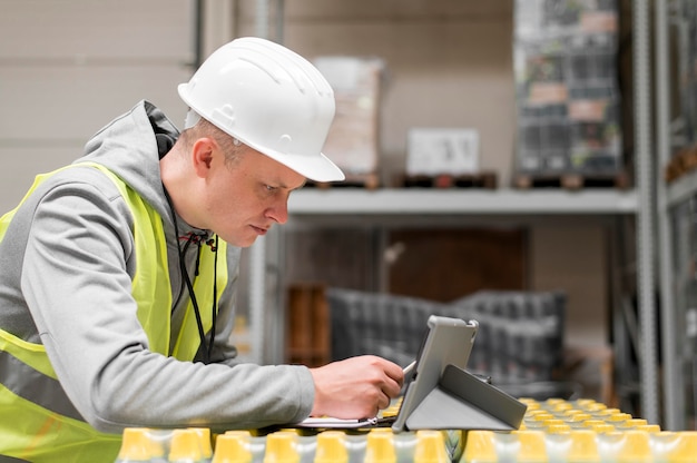 Uomo di tiro medio con tablet