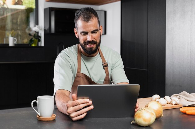 タブレットを持つミディアムショットの男