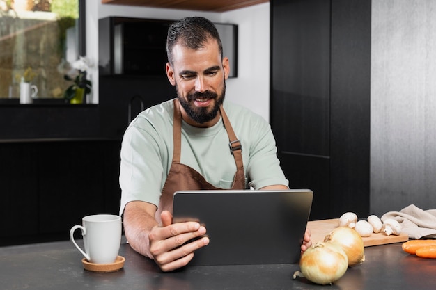 タブレットを持つミディアムショットの男