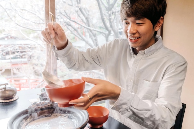 무료 사진 맛있는 음식을 가진 중간 샷 남자