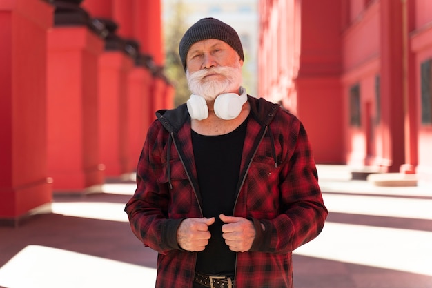 Free photo medium shot man with white headphones