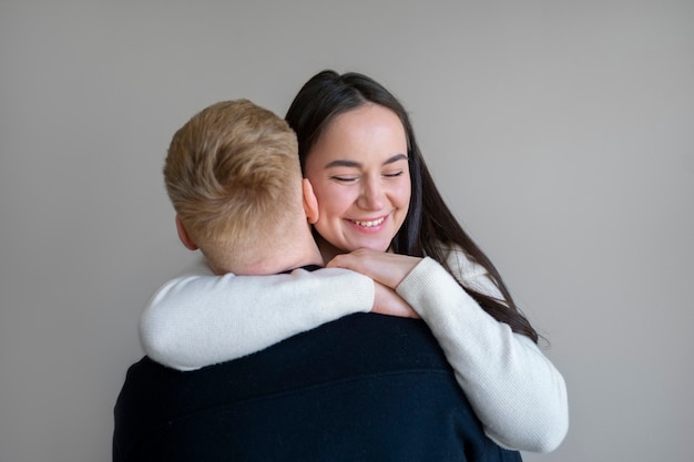 Free photo medium shot man and woman hugging