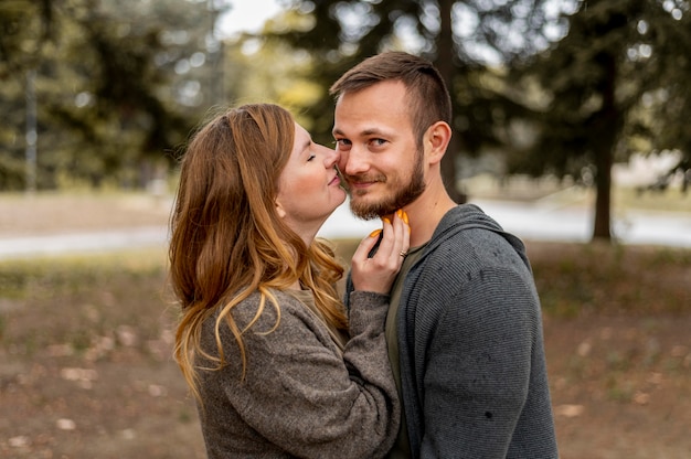 Foto gratuita colpo medio uomo e donna in posa