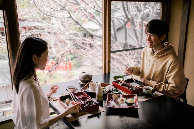 テーブルでミディアムショットの男と女