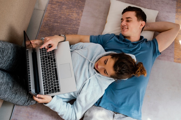 Foto gratuita uomo e donna del colpo medio con il computer portatile