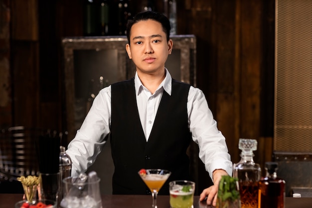 Free photo medium shot man working as bartender