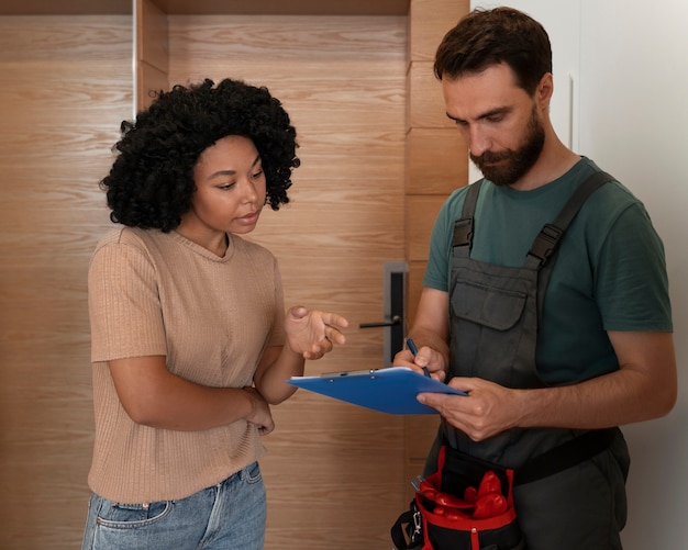 Free photo medium shot man working as plumber