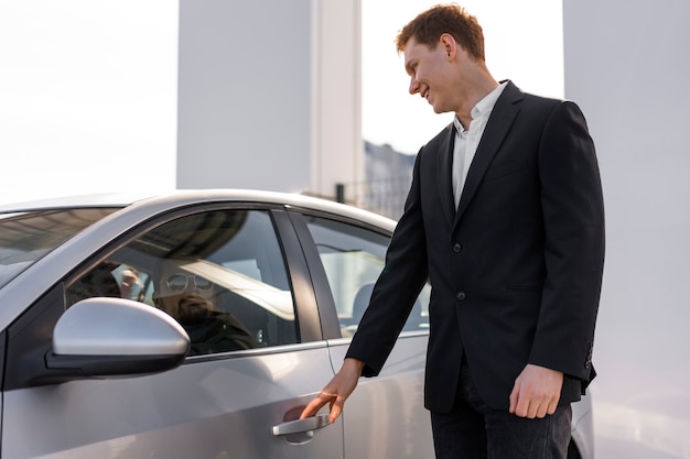 Free photo medium shot man working as valet