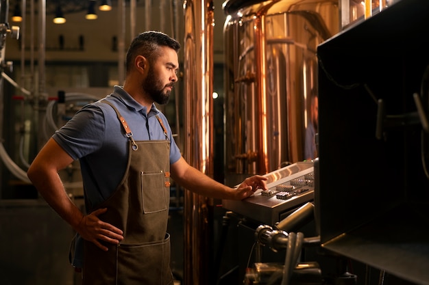 Uomo di tiro medio che lavora nella fabbrica di birra