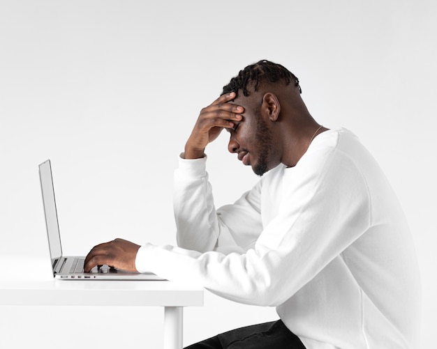 Free photo medium shot man working at desk