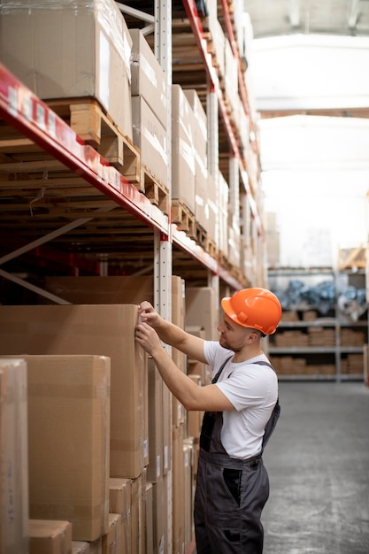 Medium shot man working in warehouse