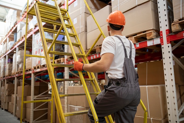 Free photo medium shot man working at warehouse