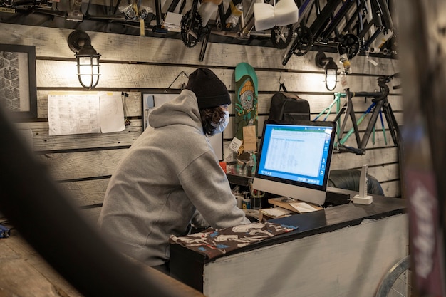 Free photo medium shot man working with computer