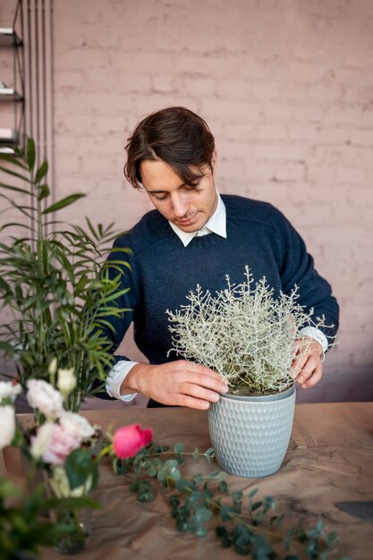 植物を扱うミディアムショットの男