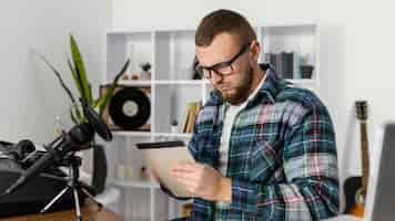 Free photo medium shot man writing on notebook