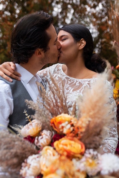 Foto gratuita baciare delle coppie sposate del colpo medio