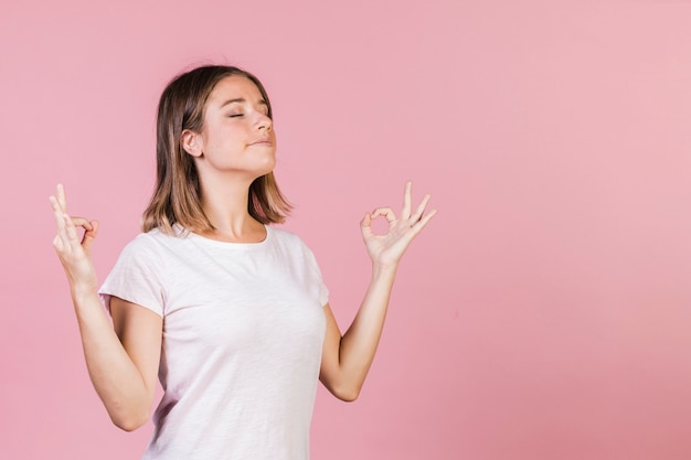 Foto gratuita ragazza meditating del colpo medio con lo spazio della copia