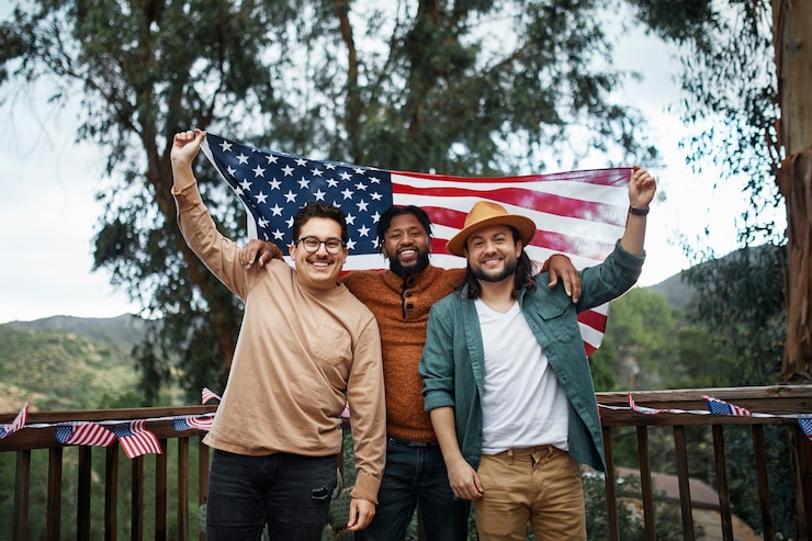 無料Photo アメリカの国旗を持っているミディアムショットの男性