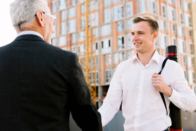 Free photo medium shot men shaking hands