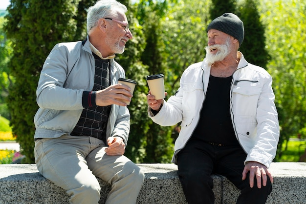 Free photo medium shot men with coffee cups