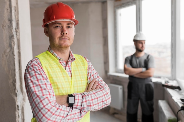 Free photo medium shot men with crossed arms