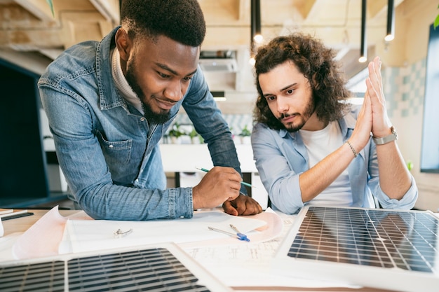 Uomini di tiro medio che lavorano al progetto