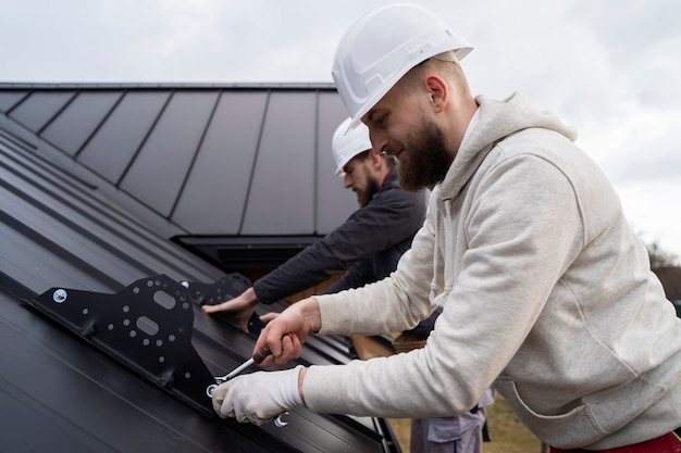 Free photo medium shot men working together