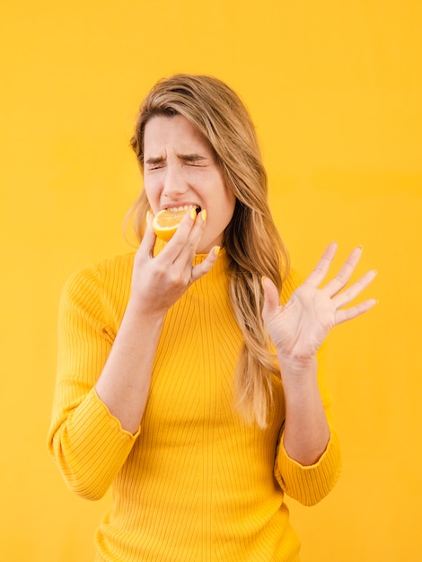 Free photo medium shot model eating fruit