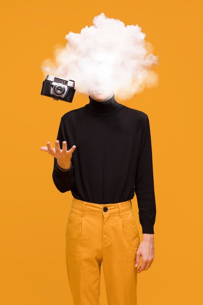 Foto gratuita modello di tiro medio in posa con la testa a forma di nuvola