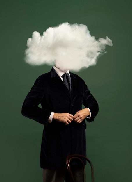 雲の形をした頭でポーズをとるミディアム ショット モデル